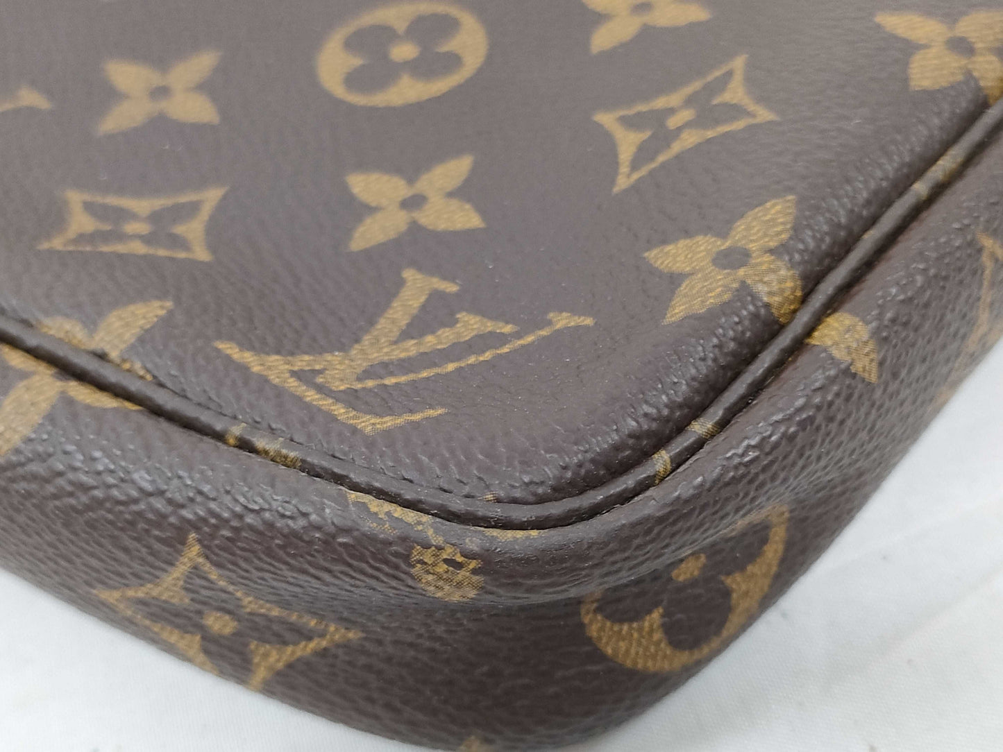 #1287 LOUIS VUITTON Monogram Pochette