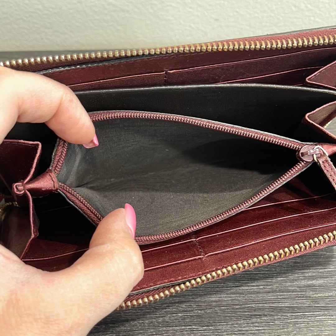 SOLD! Gucci GG Leather Zippy Wallet