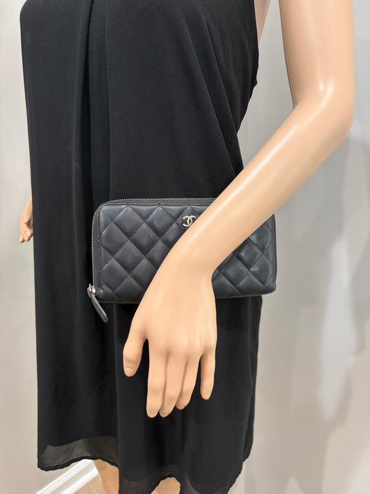 #3236 CHANEL 2018-2019 Black Zip Wallet