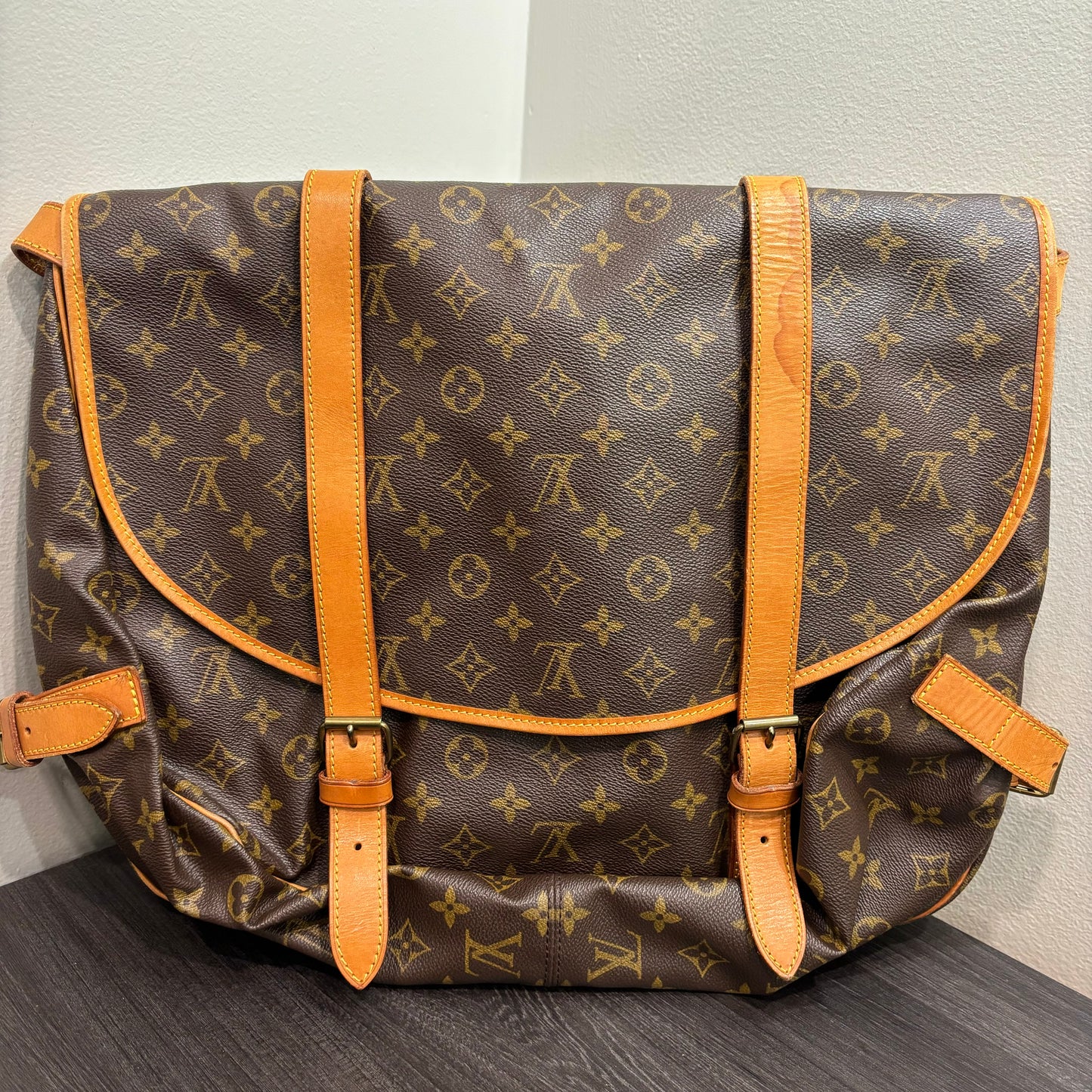 #320 LOUIS VUITTON Saumur 43