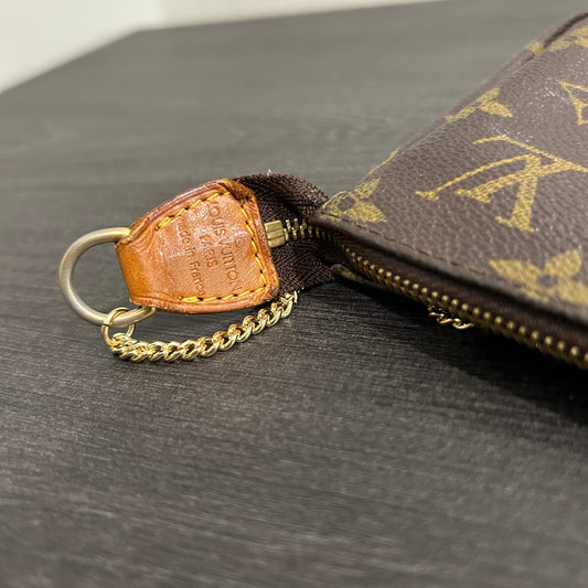 #1005 LOUIS VUITTON Monogram Pochette