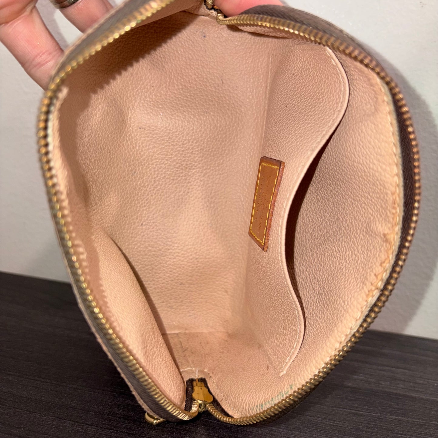 8909 LOUIS VUITTON Monogram Cosmetic Pouch