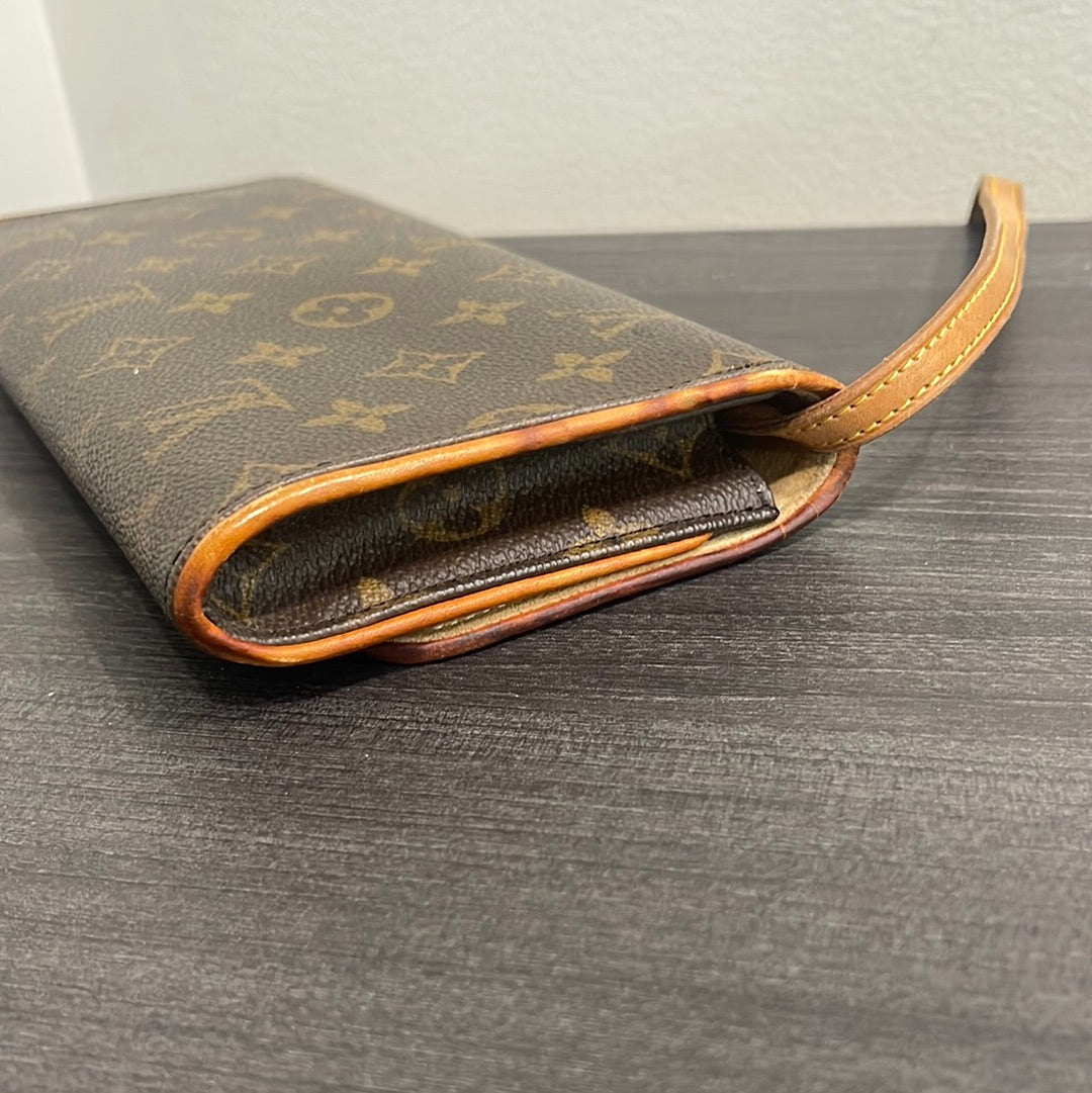 SOLD! Louis Vuitton Pochette