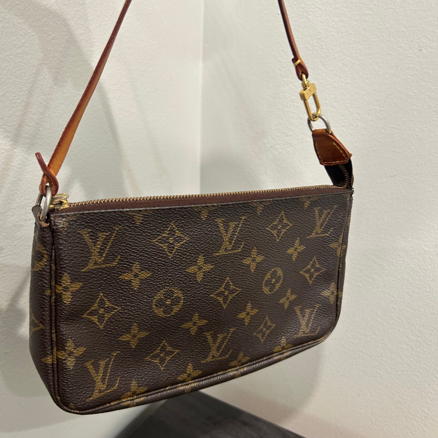 #304 LOUIS VUITTON Pochette