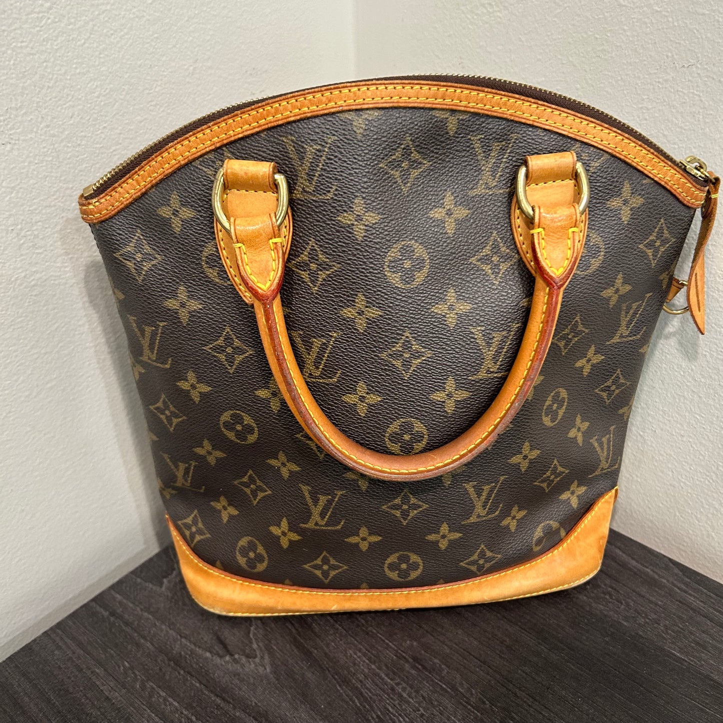 #401 LOUIS VUITTON Rockit w/ LV Lock & Key