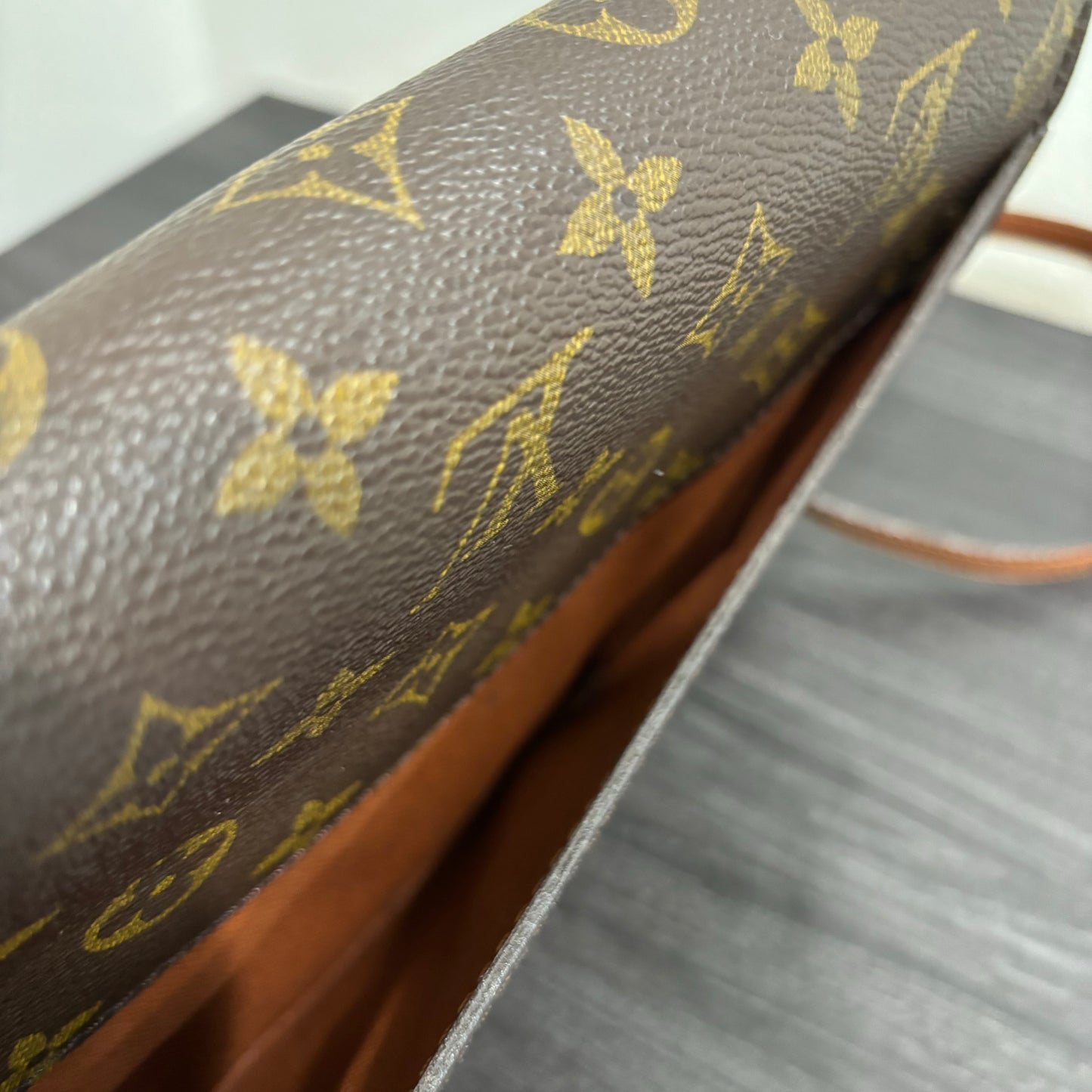 #330 LOUIS VUITTON Bordeaux 27 Crossbody