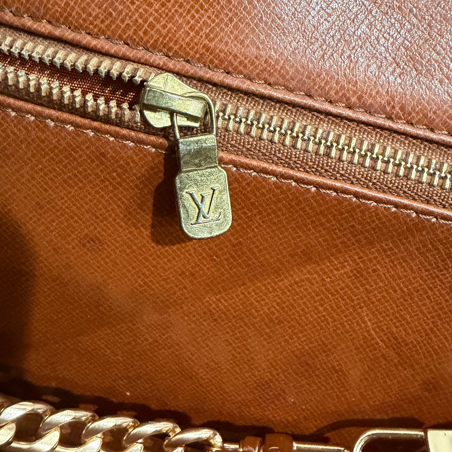 #8278 LOUIS VUITTON Monogram Dame 26