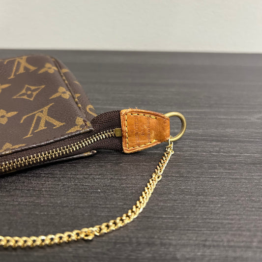 #1009 LOUIS VUITTON Monogram Pochette