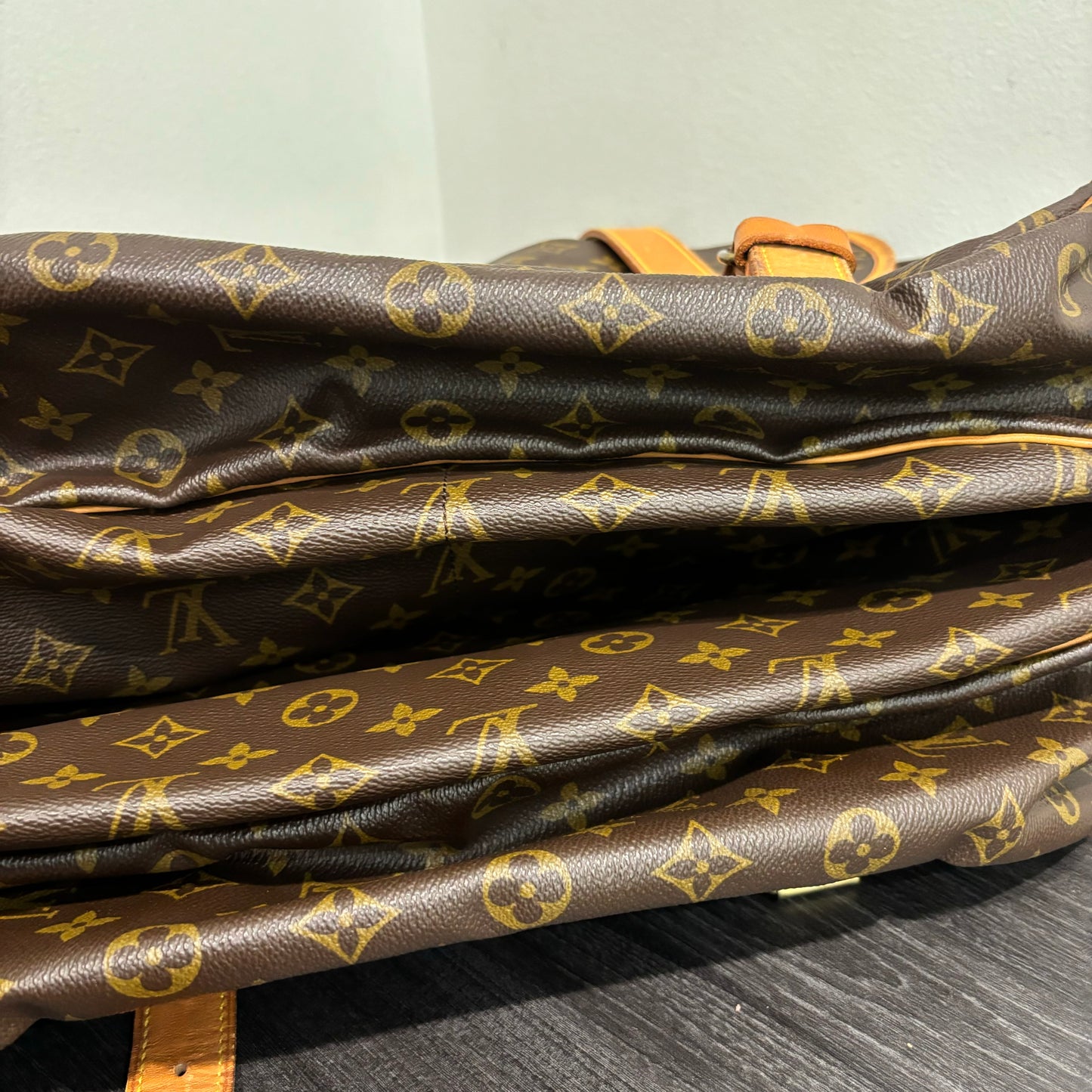 #339 LOUIS VUITTON Saumur 43 Messenger