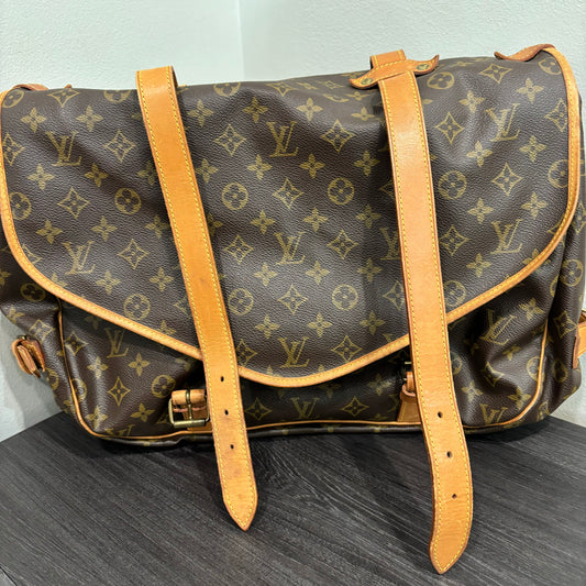 #339 LOUIS VUITTON Saumur 43 Messenger