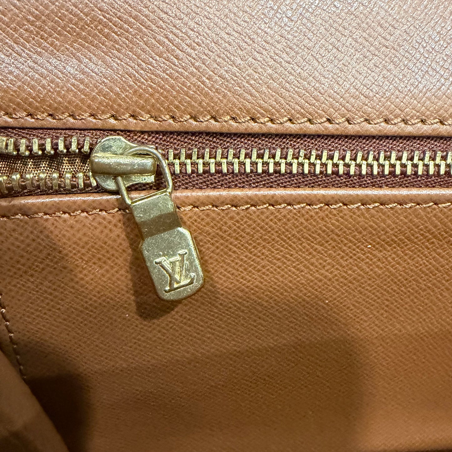 #8243 LOUIS VUITTON Monogram Dame 26 with Removable Chain