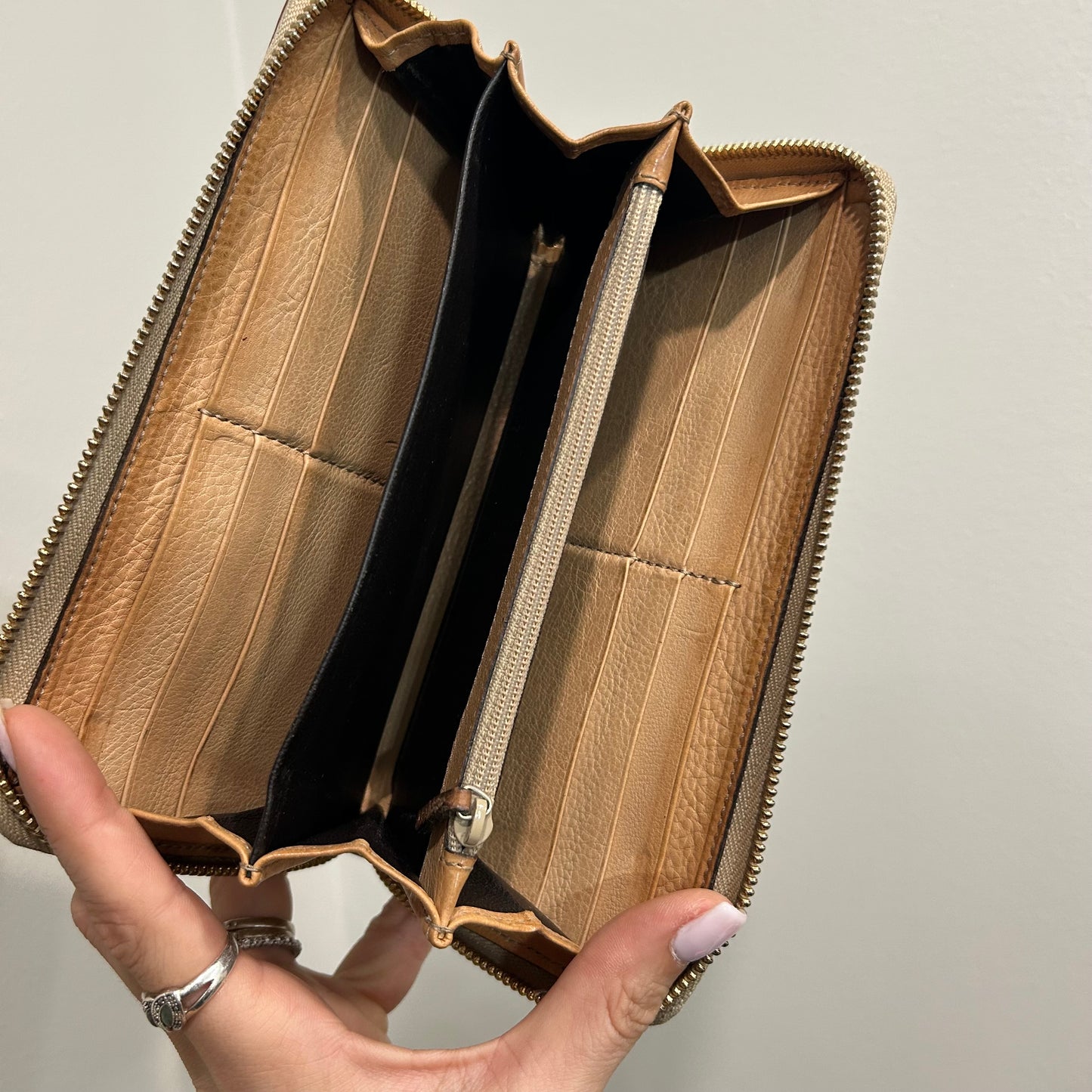 SOLD! Gucci Zippy Wallet