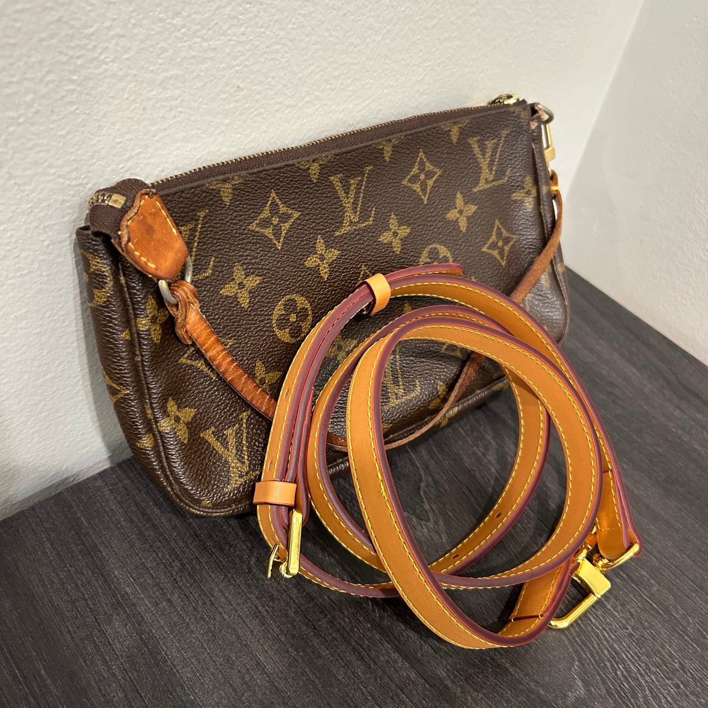 #513 LOUIS VUITTON Pochette