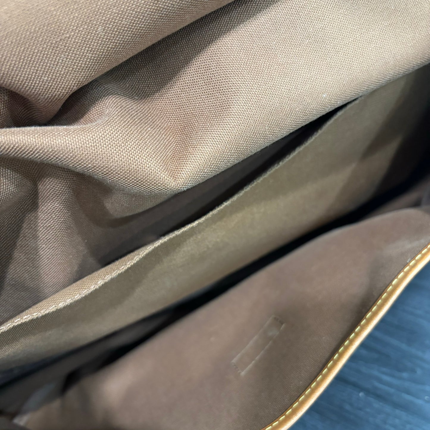 #339 LOUIS VUITTON Saumur 43 Messenger