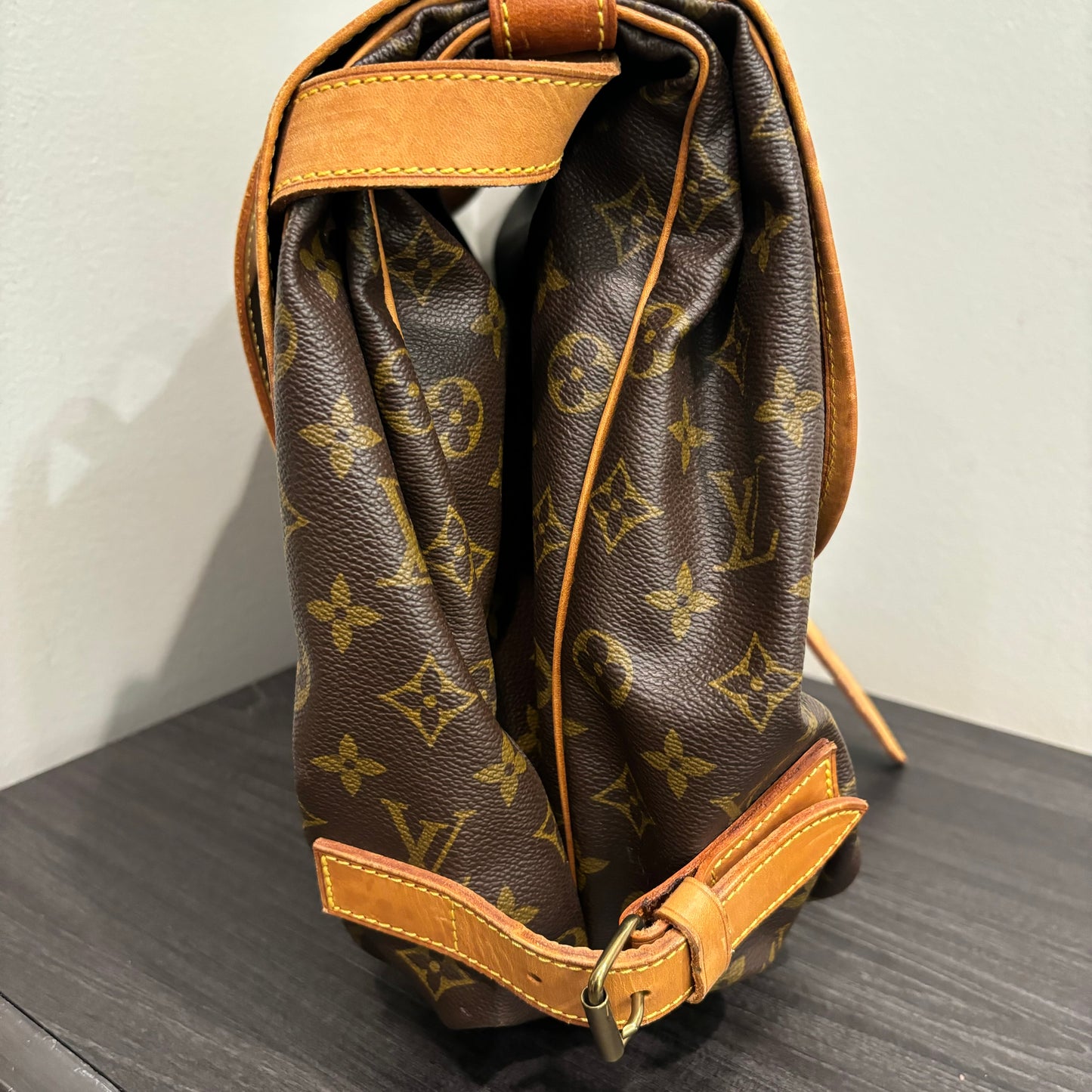 #339 LOUIS VUITTON Saumur 43 Messenger