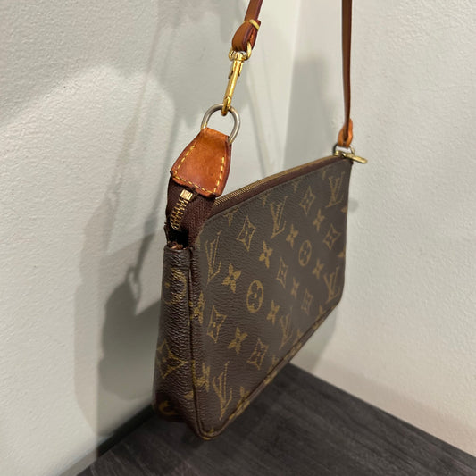 #304 LOUIS VUITTON Pochette