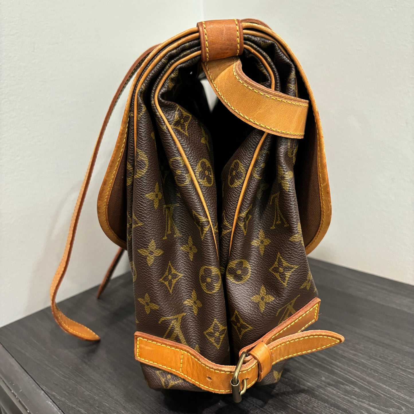 #339 LOUIS VUITTON Saumur 43 Messenger