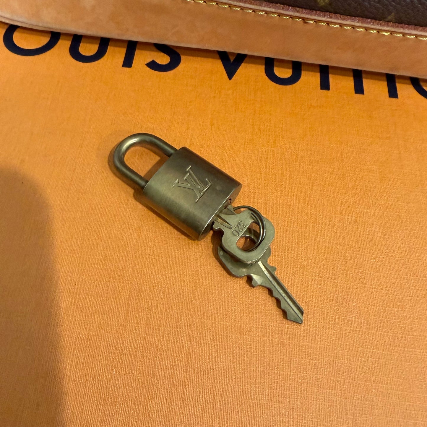 #8250 LOUIS VUITTON Alma PM