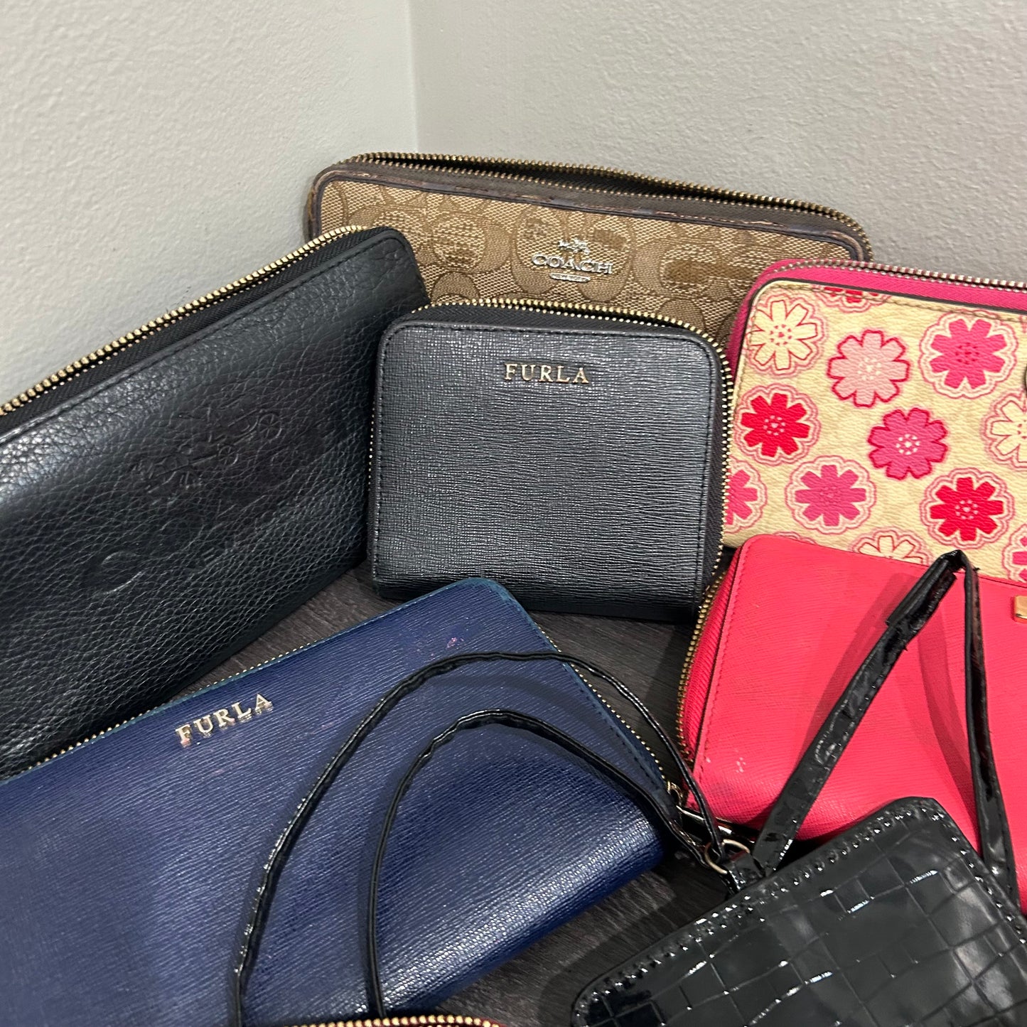 CLEARANCE Designer Wallets Set of 15 ( for resellers/refurbishers)