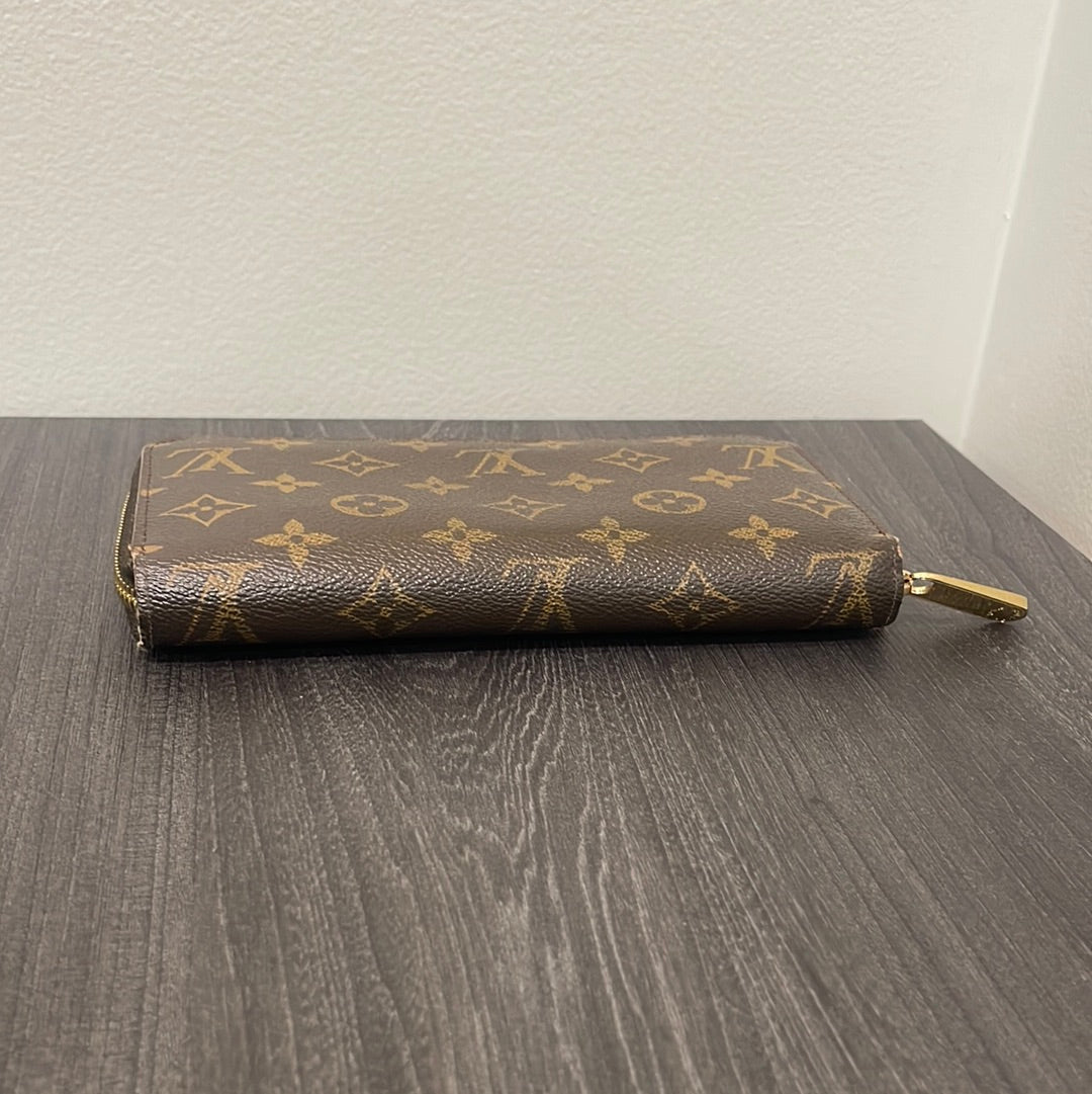 SOLD! Louis Vuitton Monogram Zippy Wallet