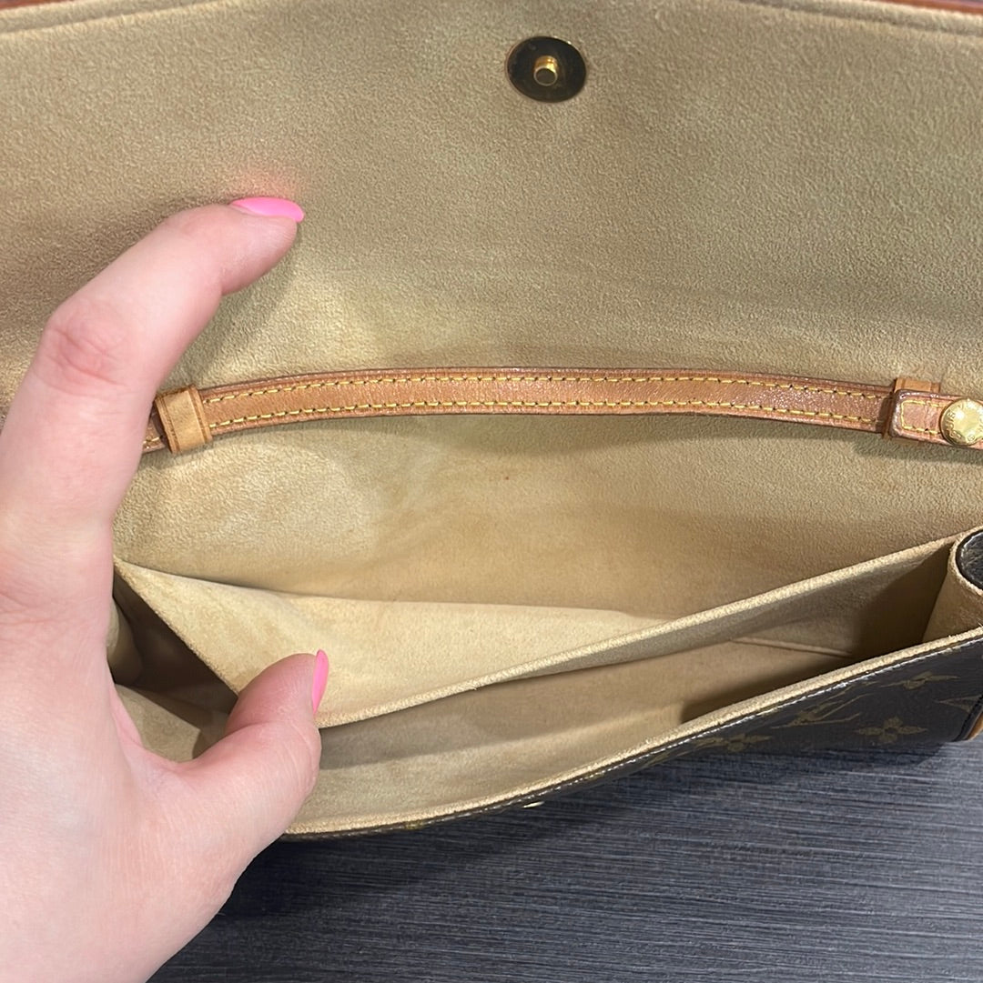 SOLD! Louis Vuitton Pochette