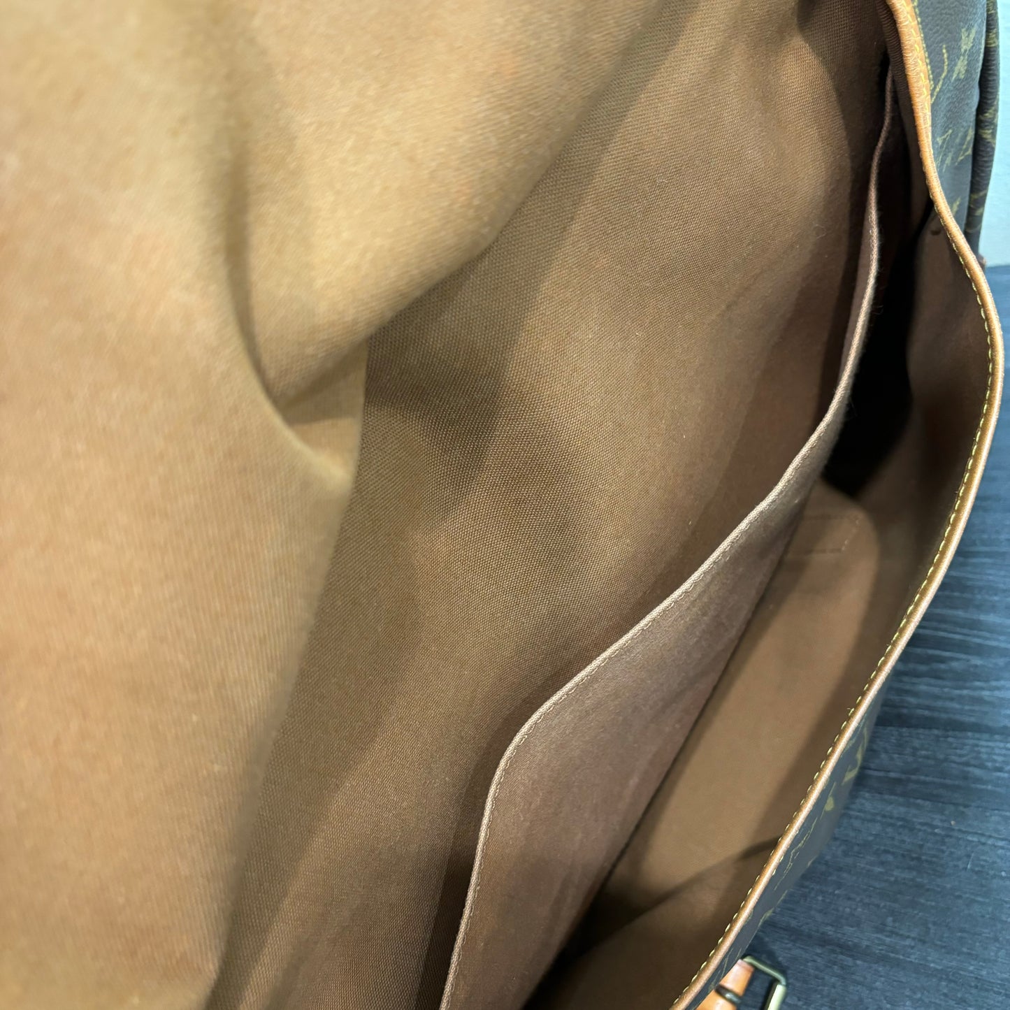 #321 LOUIS VUITTON Saumur 43