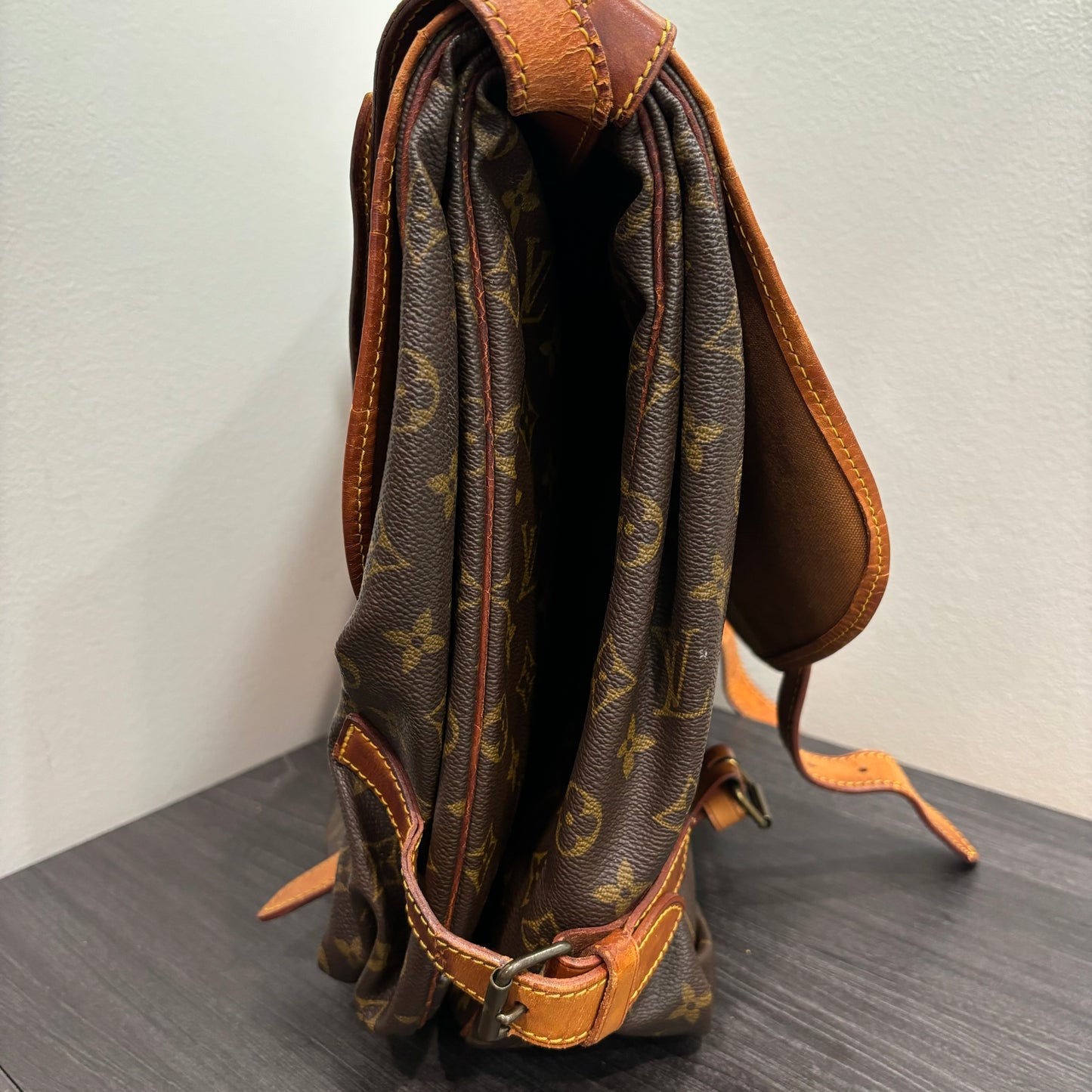 #321 LOUIS VUITTON Saumur 43