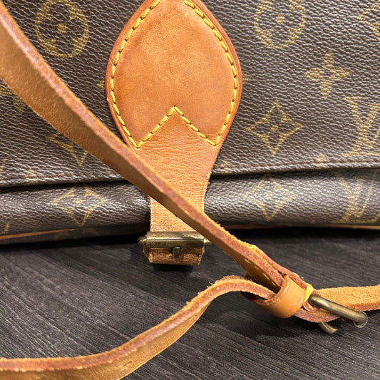 #512 LOUIS VUITTON Cartouchiere GM