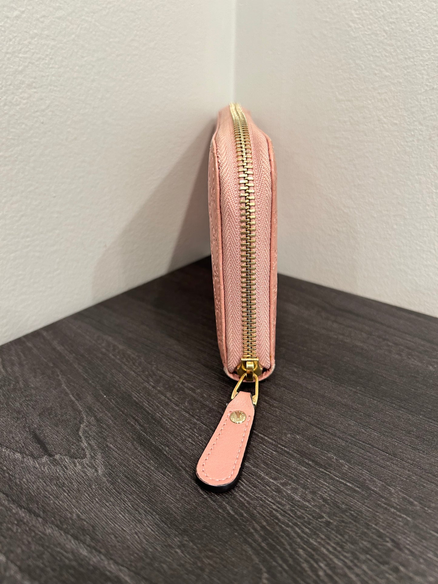 SOLD! Gucci Microguccissima Leather Zippy Wallet