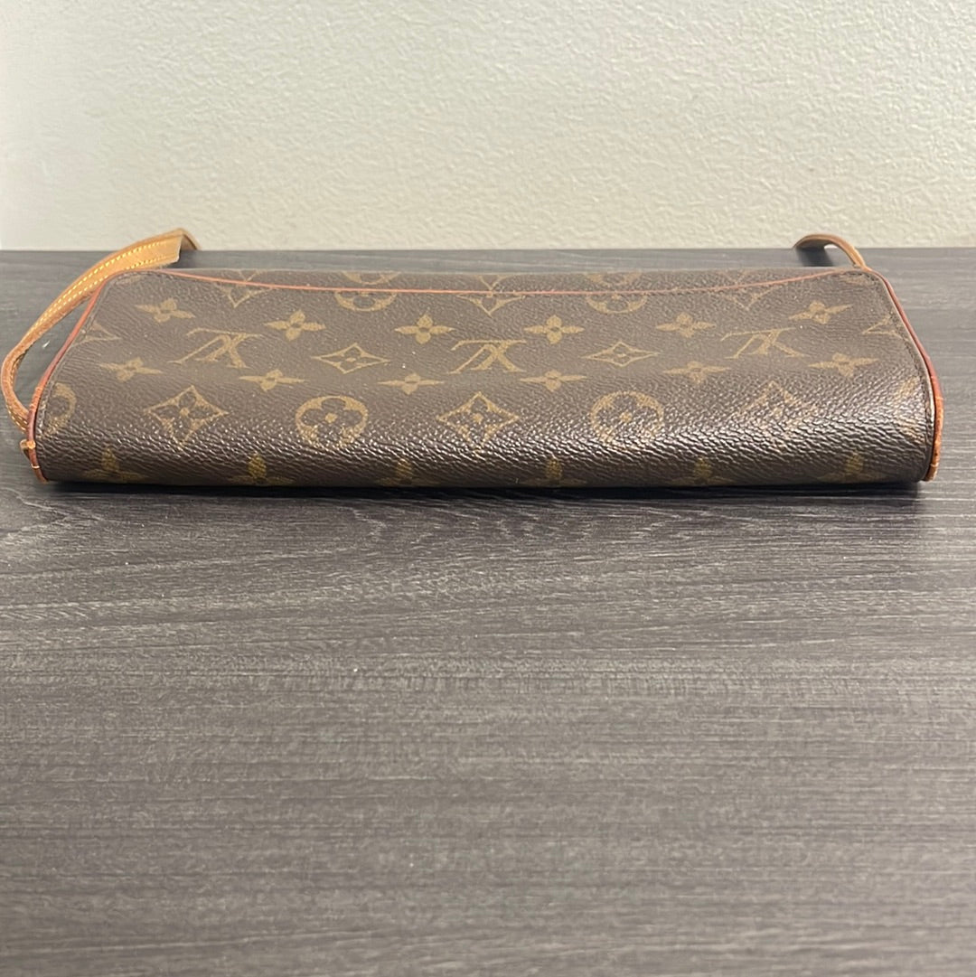 SOLD! Louis Vuitton Pochette