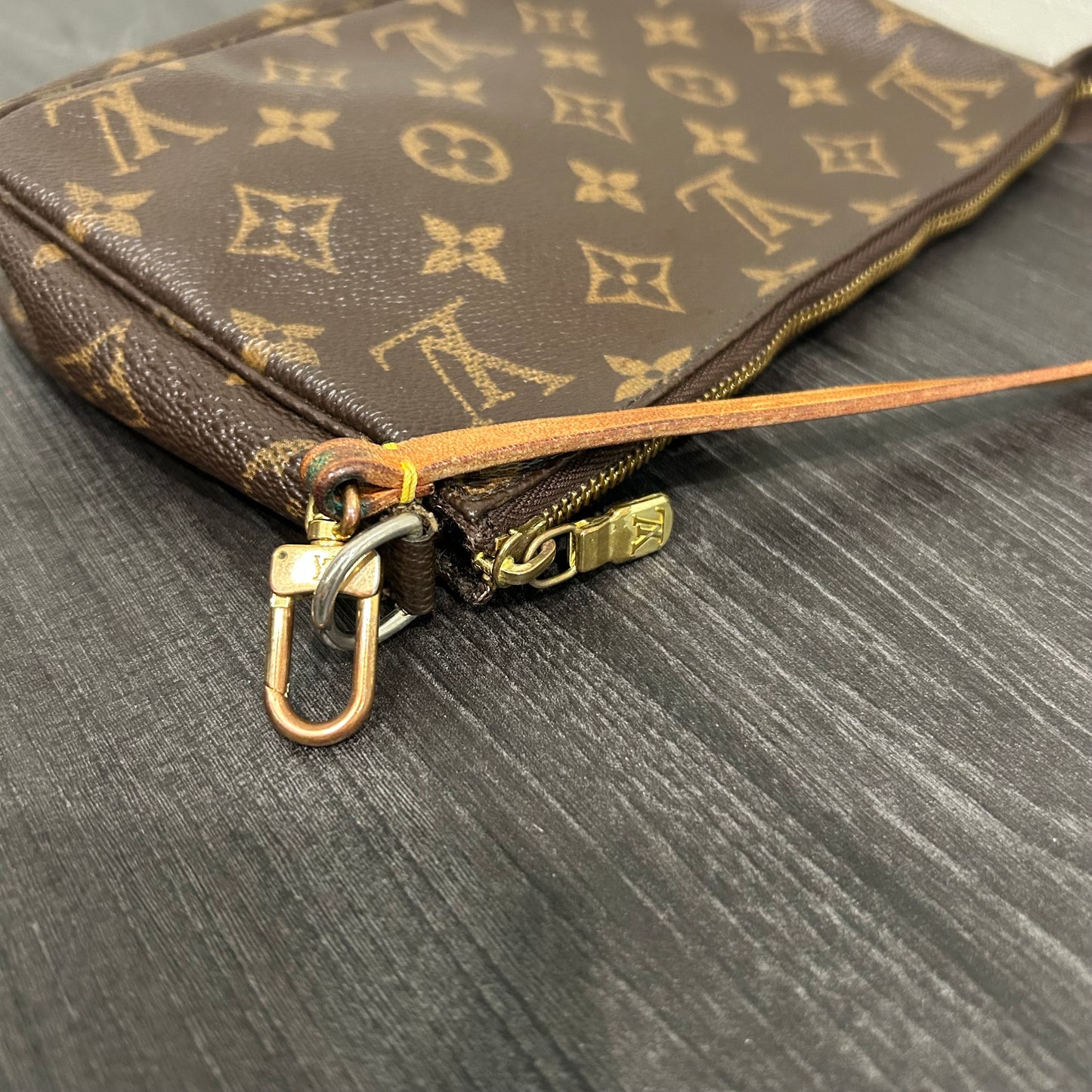 #403 LOUIS VUITTON Pochette