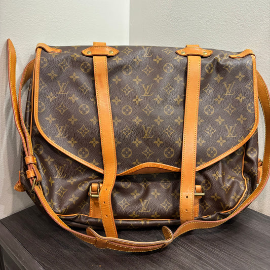 #320 LOUIS VUITTON Saumur 43