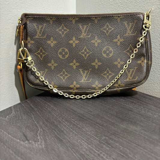 #236 LOUIS VUITTON Pochette