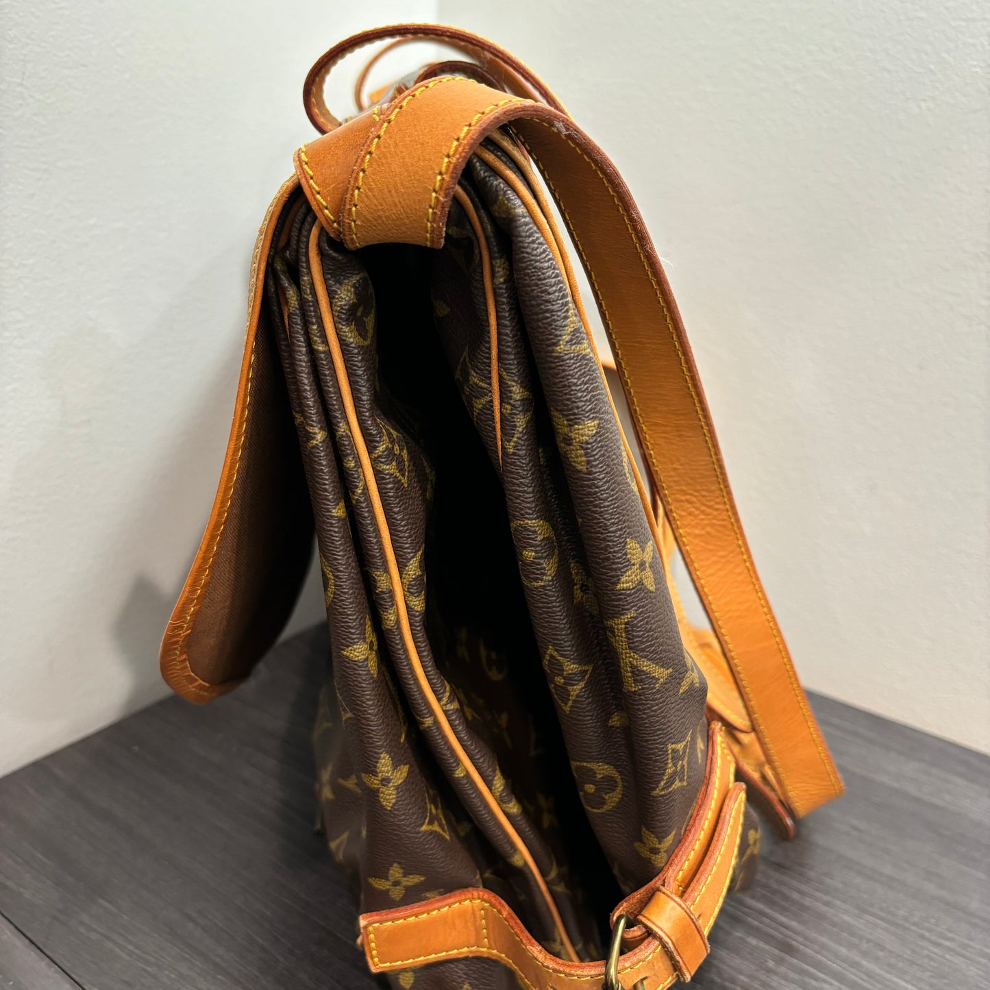 #320 LOUIS VUITTON Saumur 43