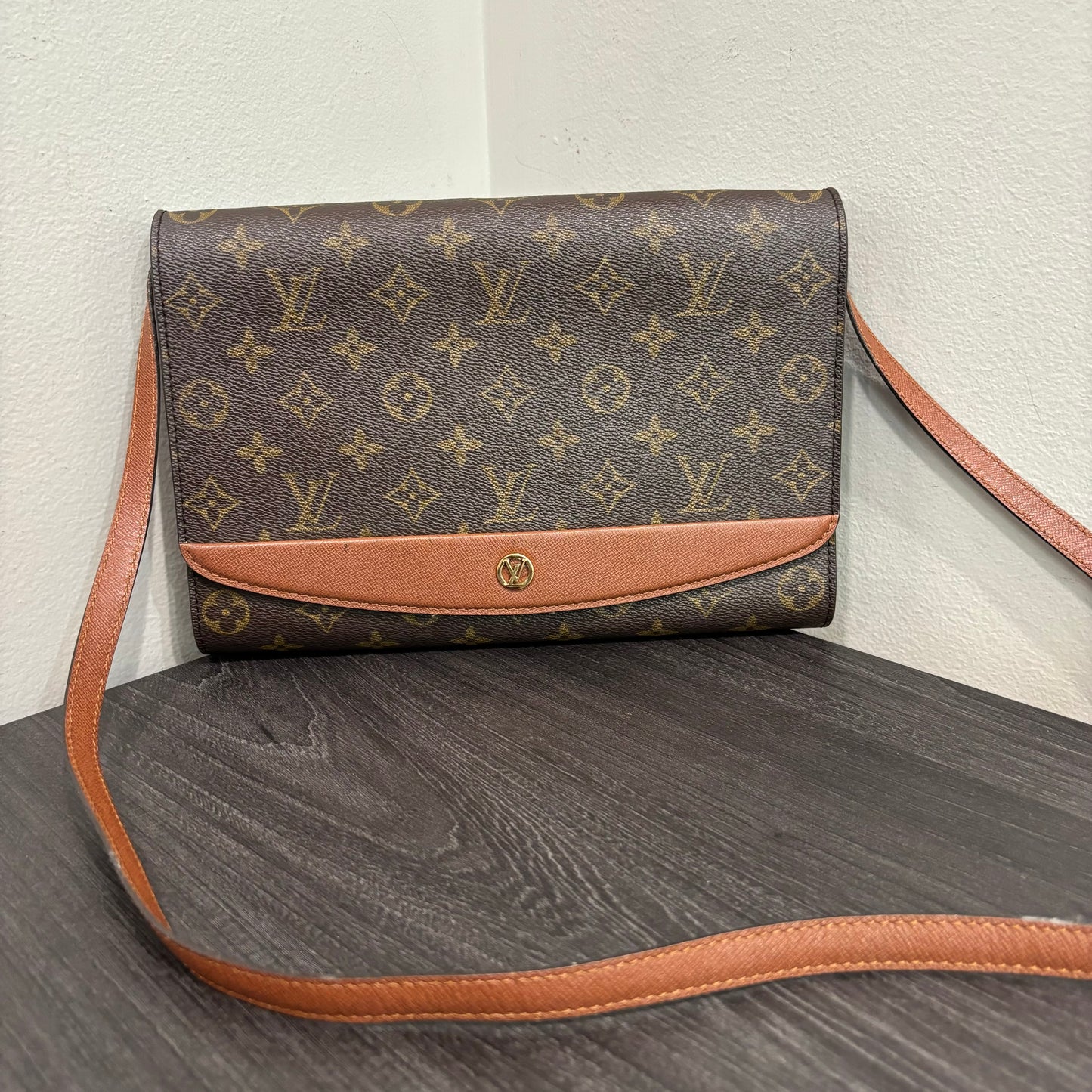 #330 LOUIS VUITTON Bordeaux 27 Crossbody
