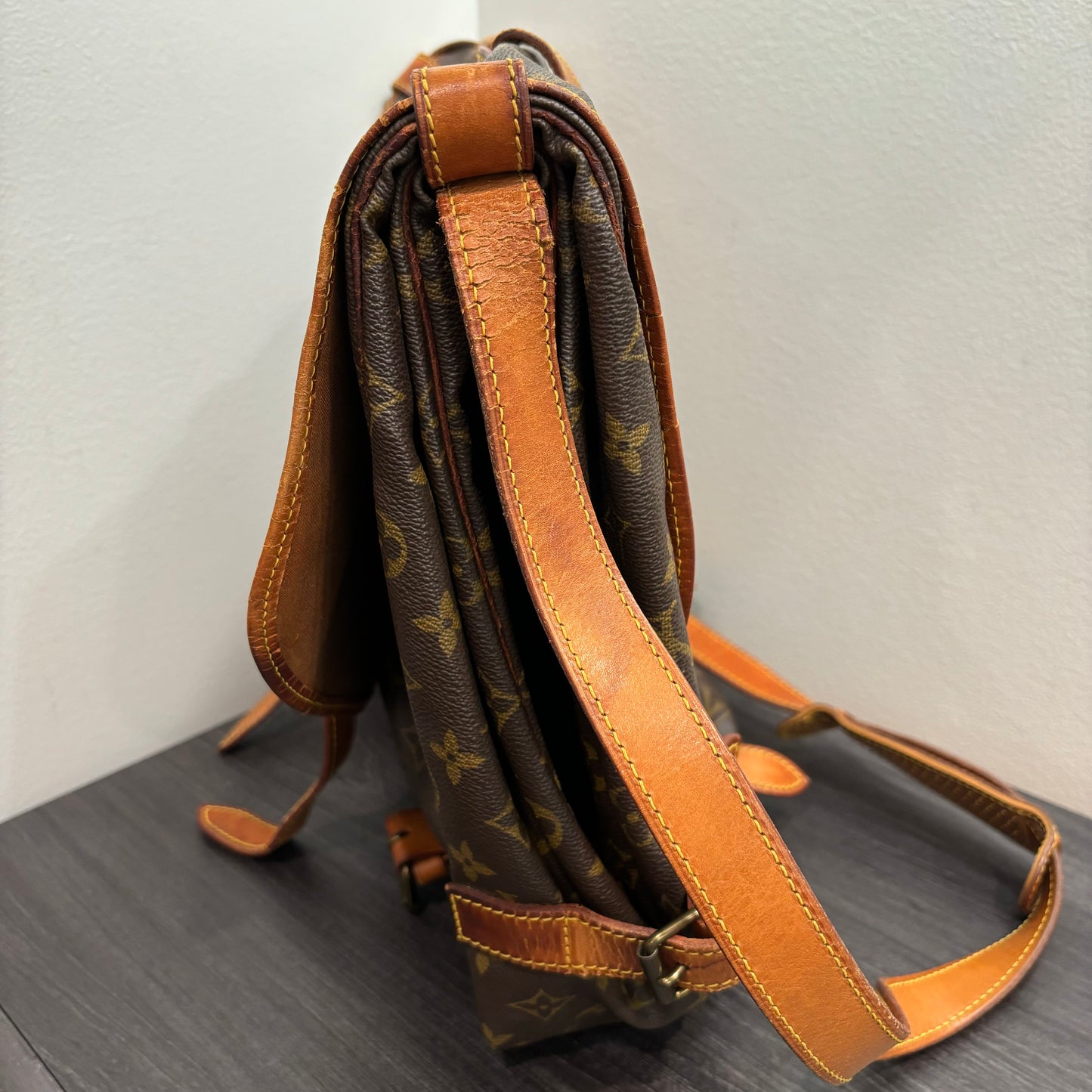 #321 LOUIS VUITTON Saumur 43