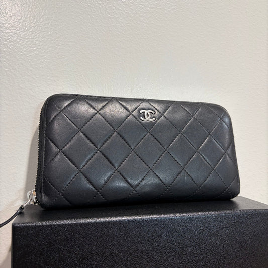 #3218 CHANEL Black Quilted Zip Wallet