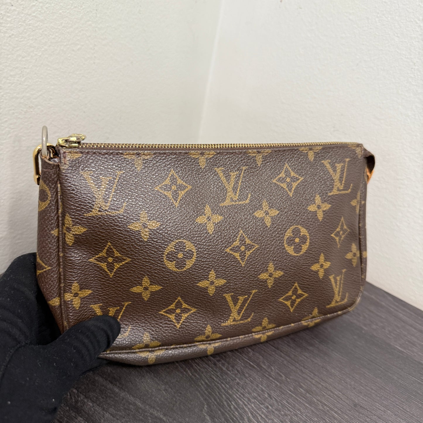 #1012 LOUIS VUITTON Monogram Pochette