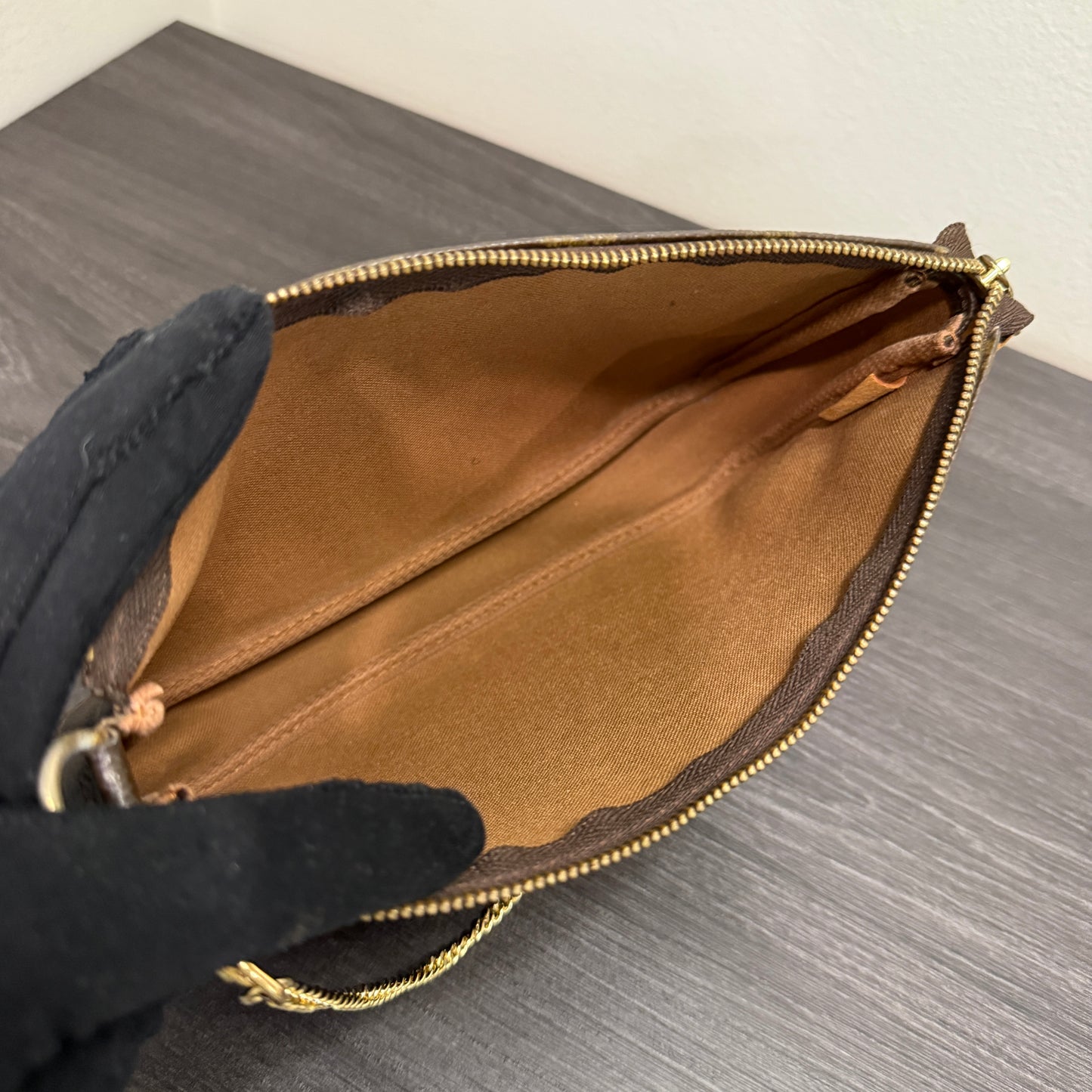 #1012 LOUIS VUITTON Monogram Pochette