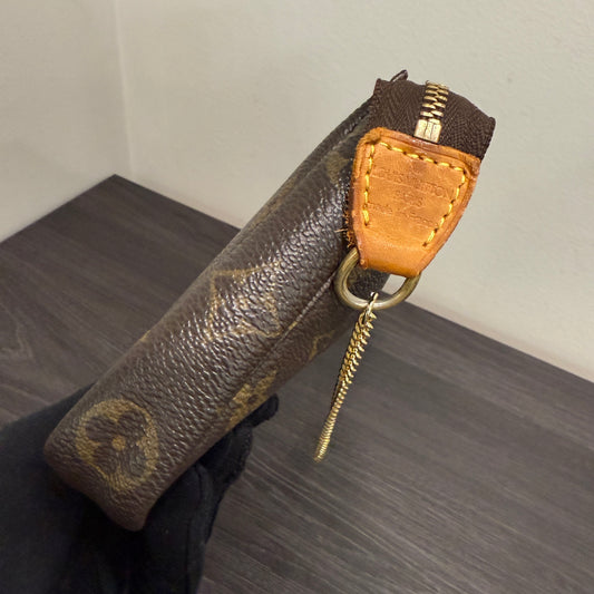 #1013 LOUIS VUITTON Monogram Pochette
