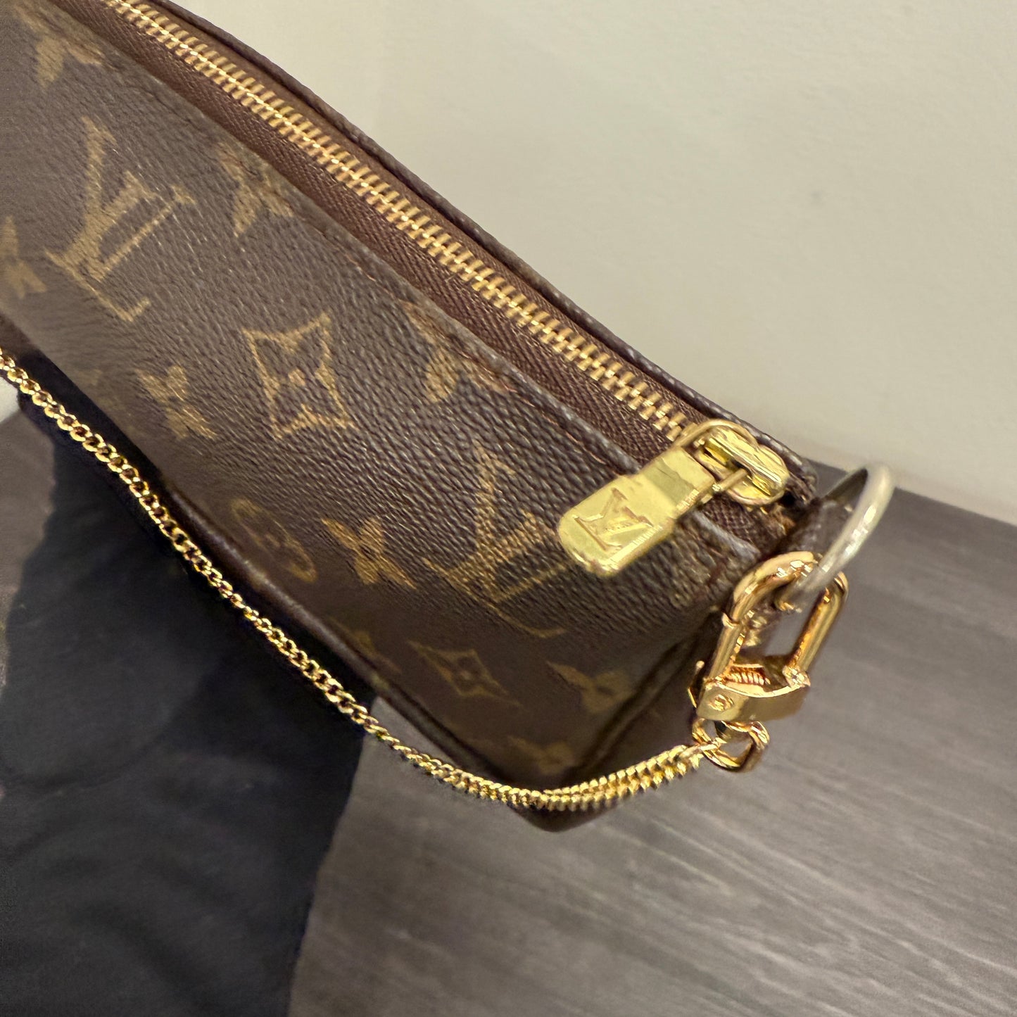 #1013 LOUIS VUITTON Monogram Pochette