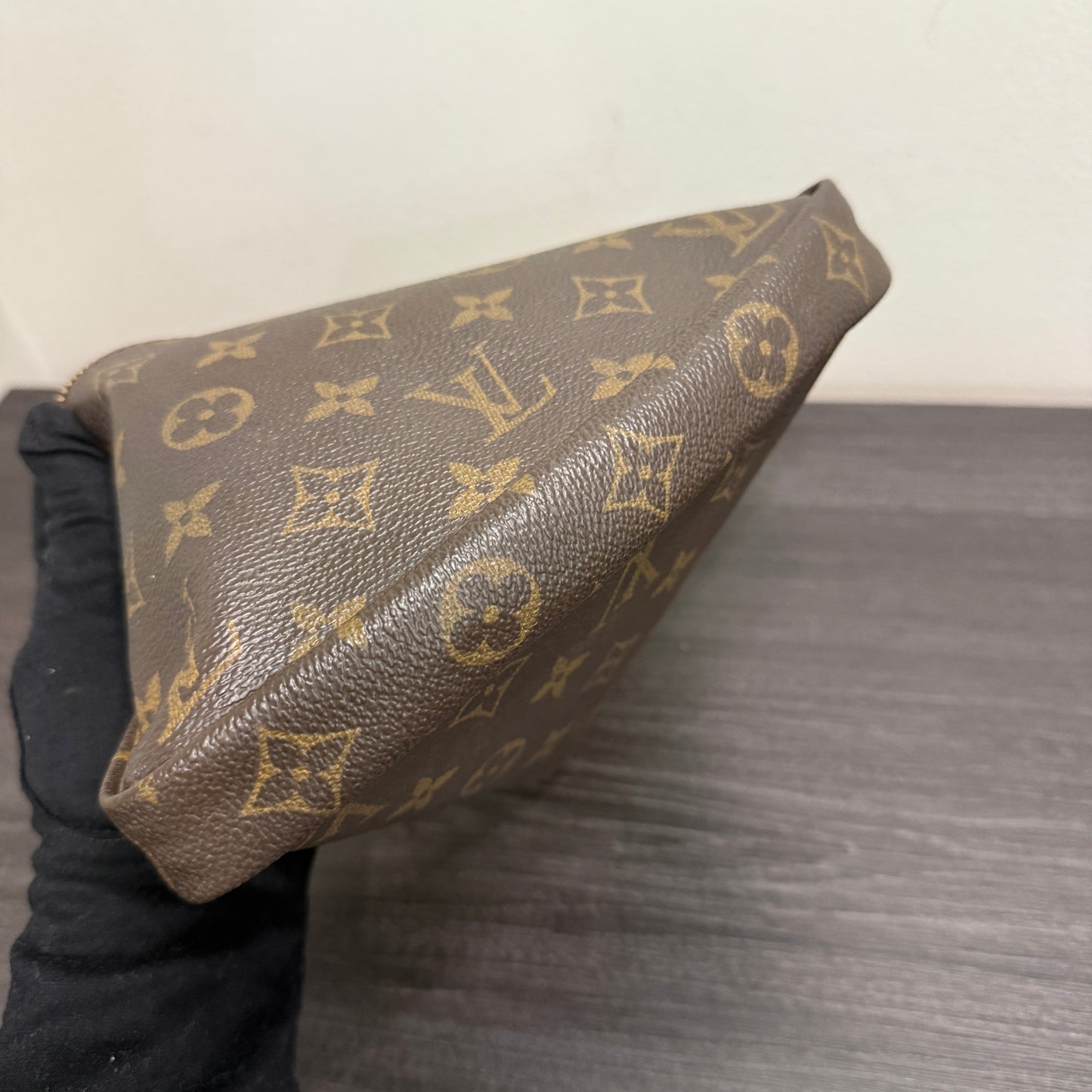 #1013 LOUIS VUITTON Monogram Pochette