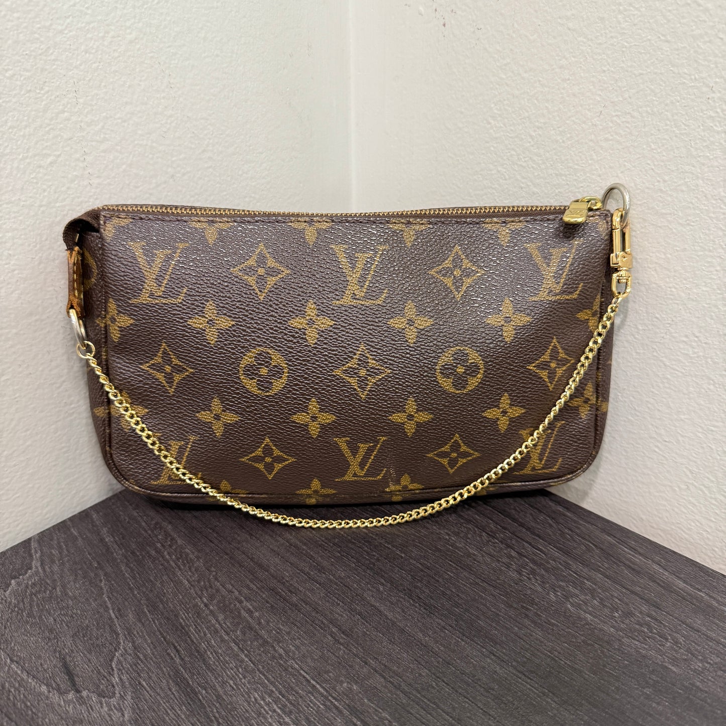 #1014 LOUIS VUITTON Monogram Pochette