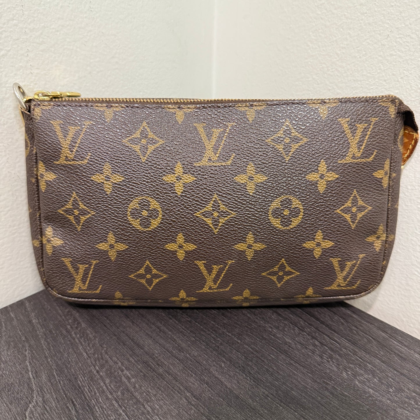 #1014 LOUIS VUITTON Monogram Pochette