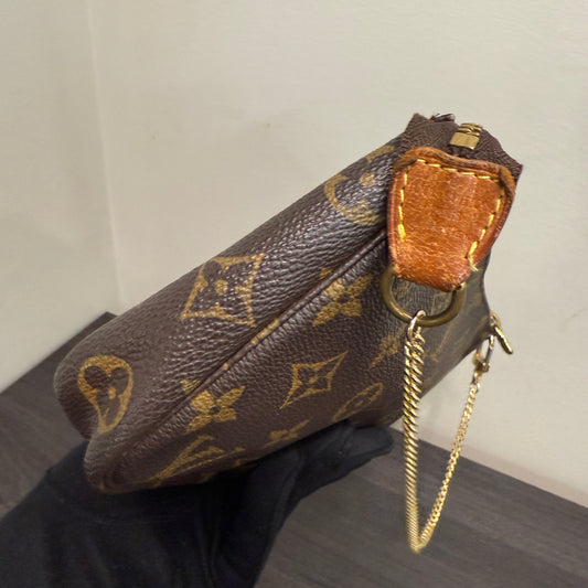 #1017 LOUIS VUITTON Monogram Pochette