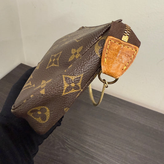 #1021 LOUIS VUITTON Monogram Pochette