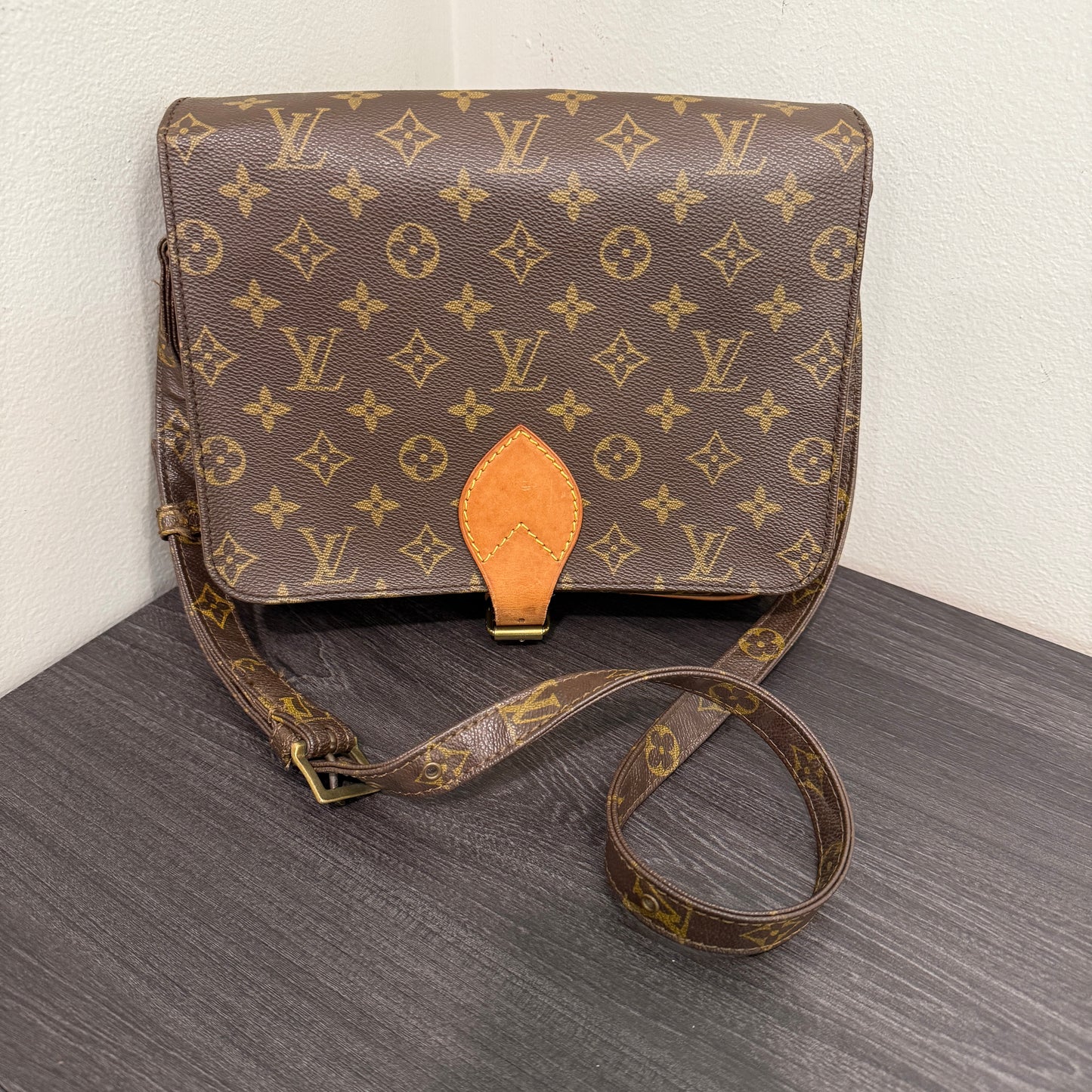 #1022 LOUIS VUITTON Cartouchiere
