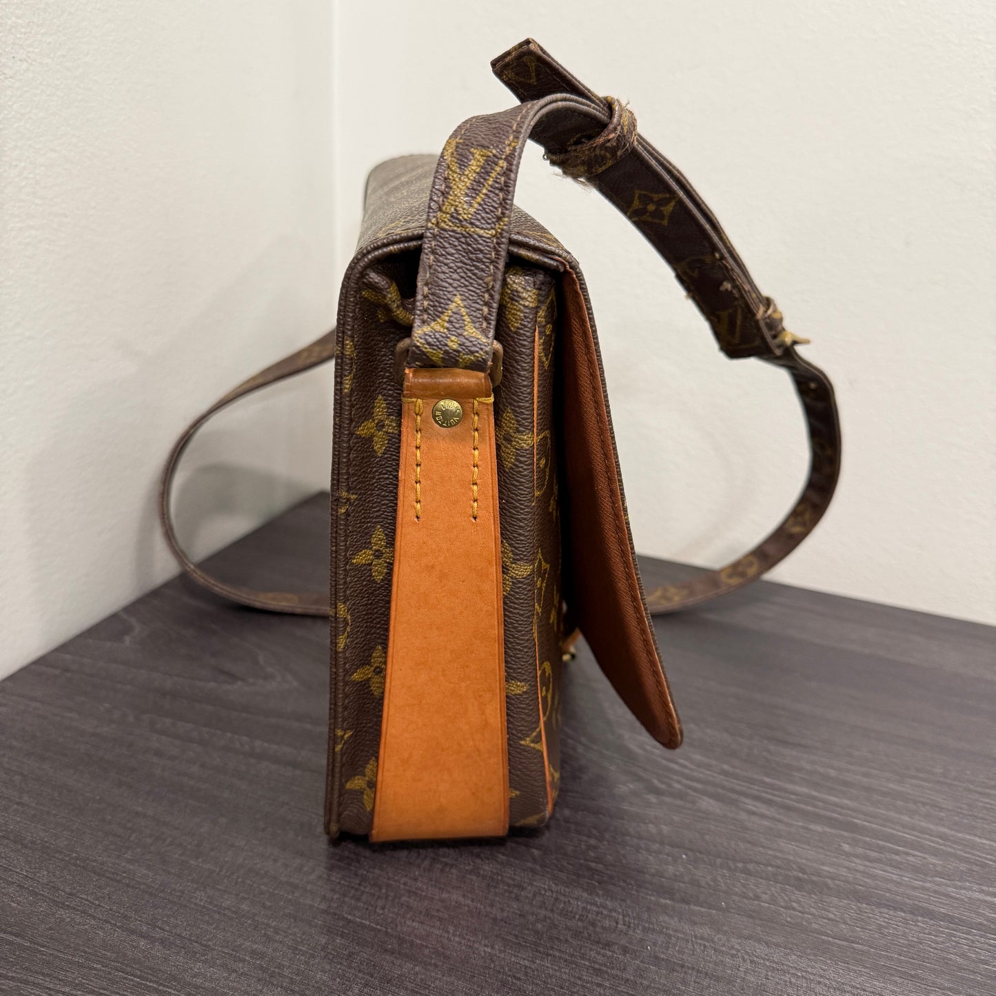 #1022 LOUIS VUITTON Cartouchiere