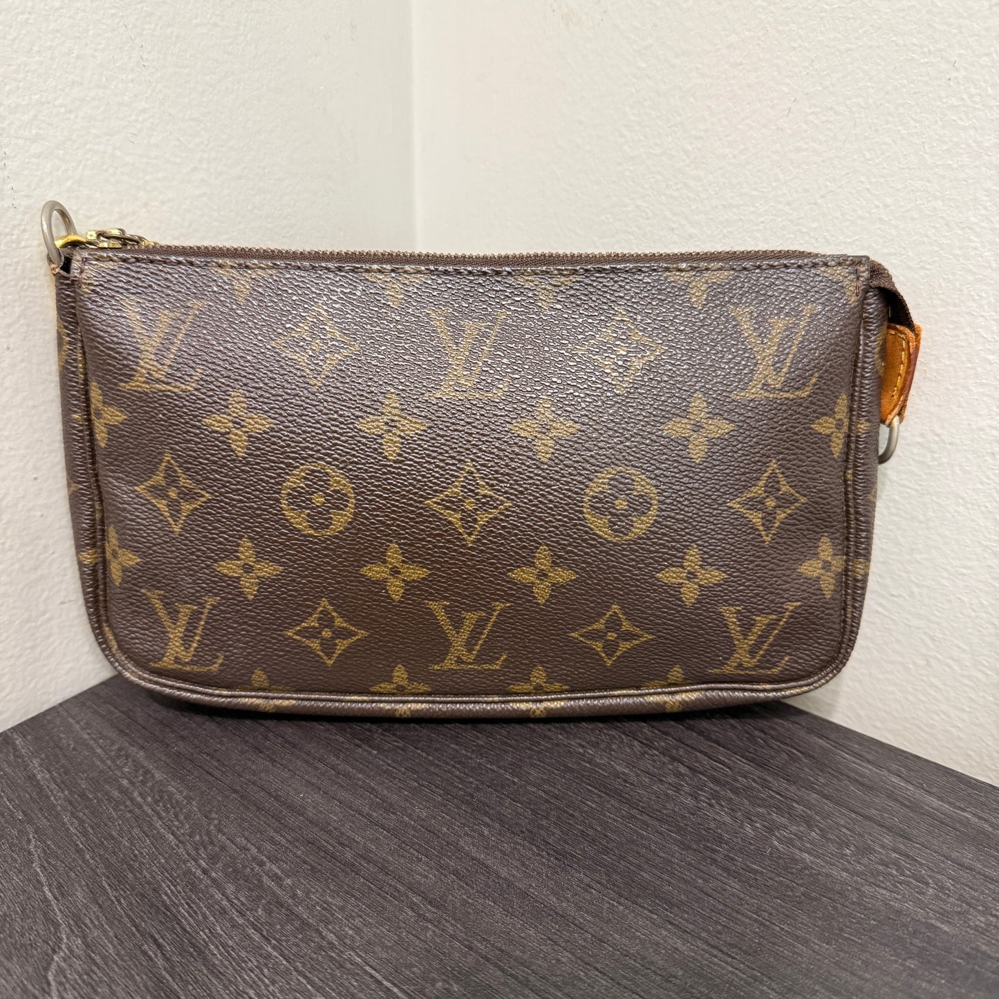 #1035 LOUIS VUITTON Monogram Pochette