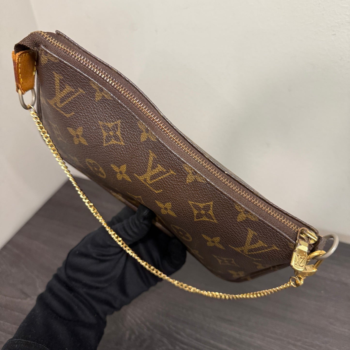#1035 LOUIS VUITTON Monogram Pochette